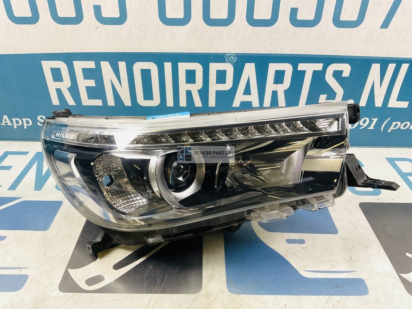 Koplamp Toyota Hilux 0K-56 LED Rechts 2-F5B-8178 headlight mechanism usado en Menorca