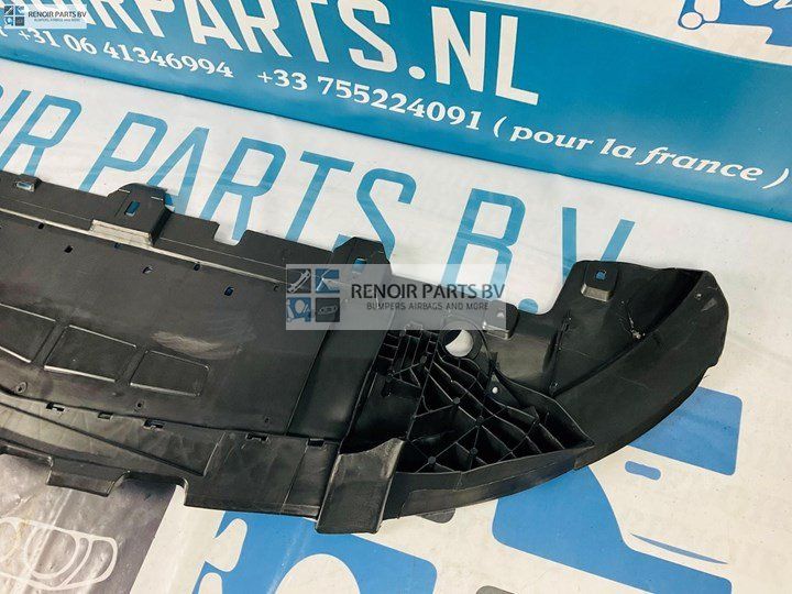Onderplaat Mercedes A Clase W176 CLA W117 AMG 4-A3-176A engine cover usado en Menorca foto 3