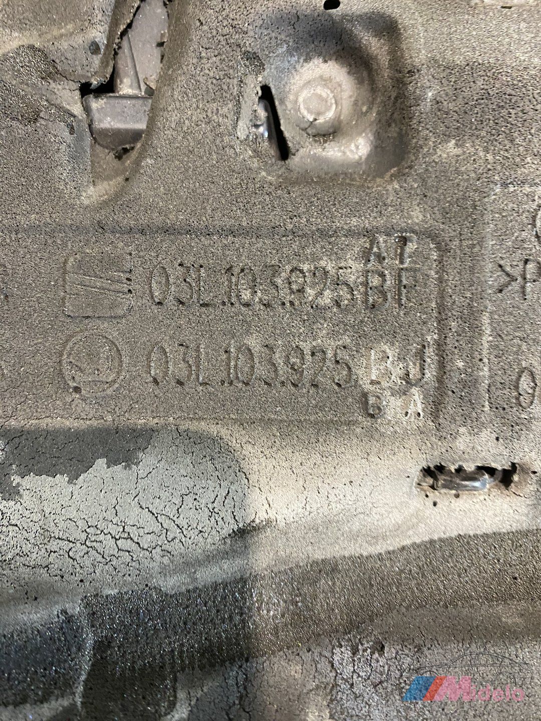 AUDI A1 AFDEKPLAAT MOTOR 03L103925AS engine cover usado en Menorca foto 3