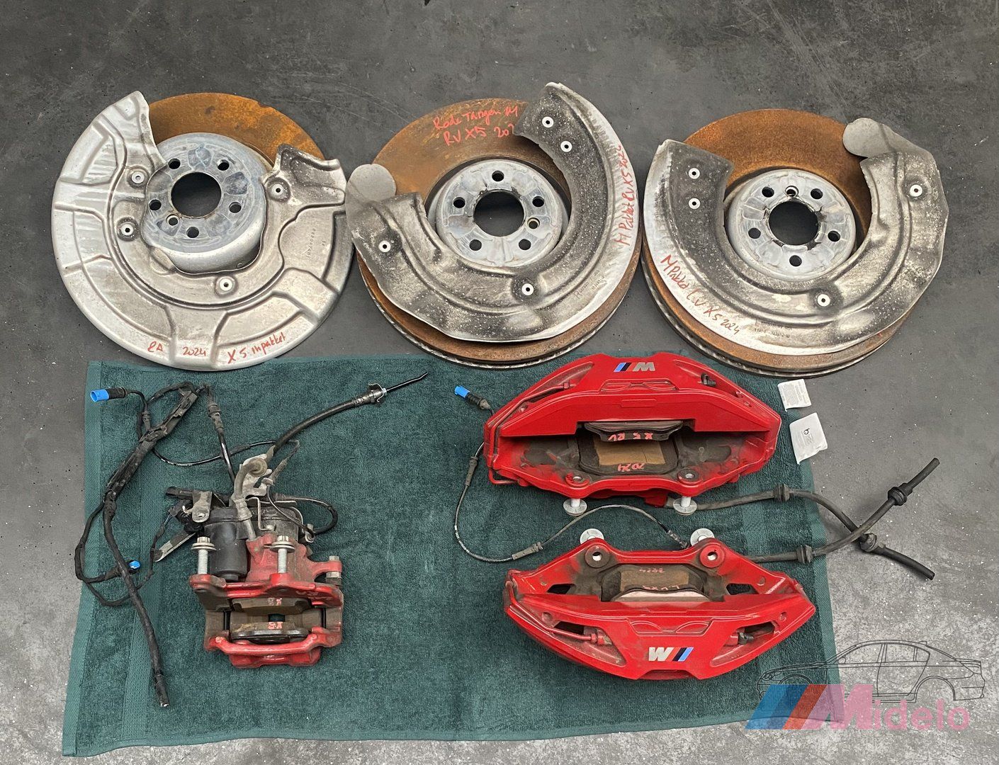 BMW X5 (G05/E95) REMKLAUWEN ROOD MET SCHIJVEN 689735303 brake disk + caliper left and right usado en Menorca