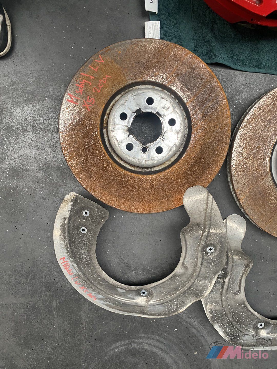 BMW X5 (G05/E95) REMKLAUWEN ROOD MET SCHIJVEN 689735303 brake disk + caliper left and right usado en Menorca foto 6