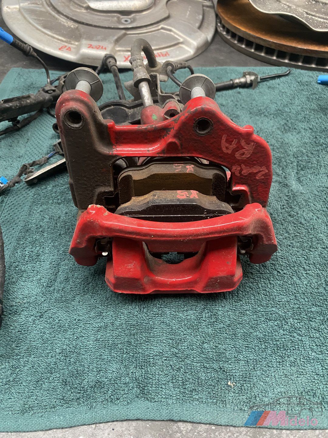 BMW X5 (G05/E95) REMKLAUWEN ROOD MET SCHIJVEN 689735303 brake disk + caliper left and right usado en Menorca foto 2