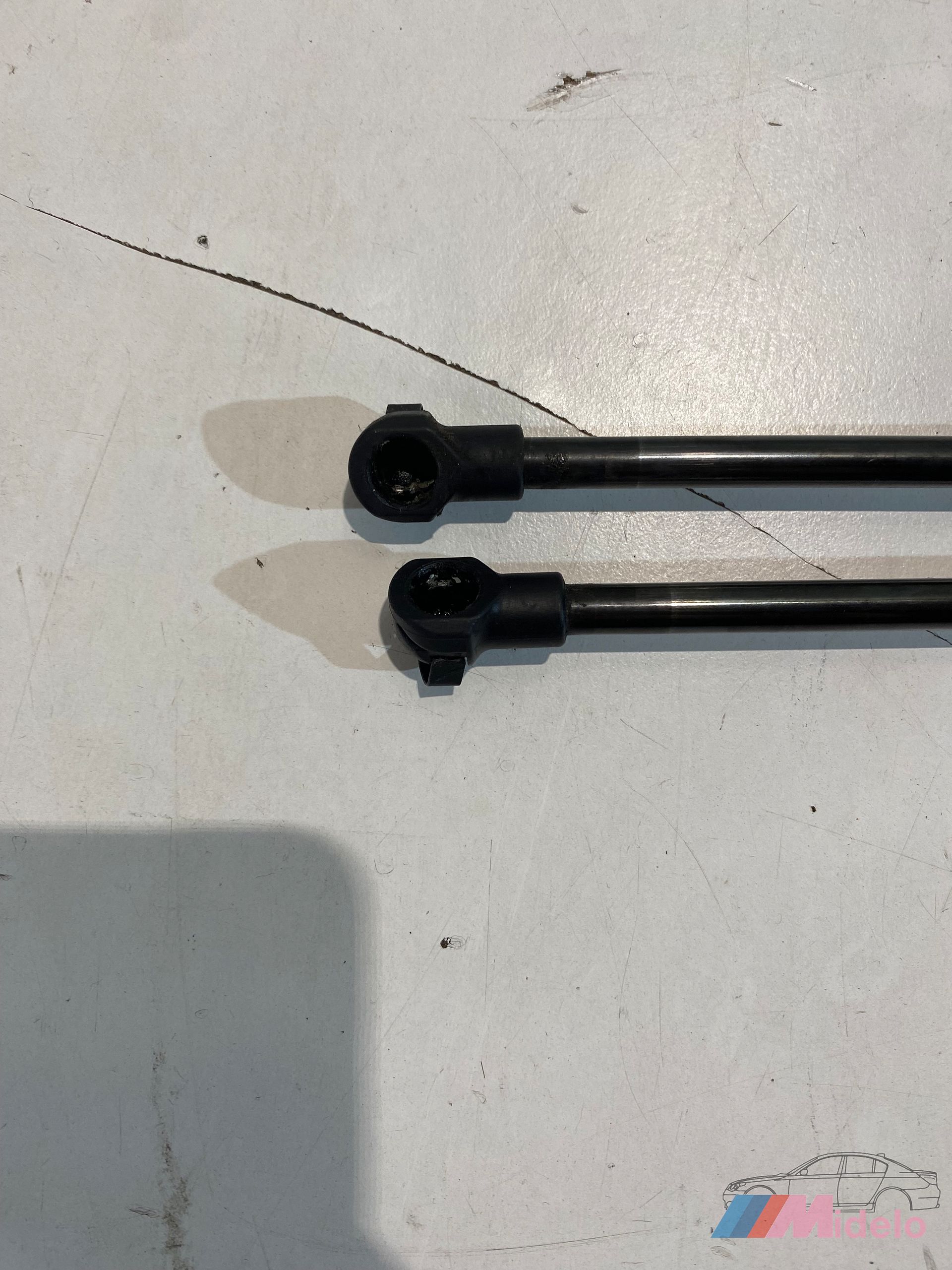 BMW E92/E93 MOTORKAP GASVEREN 51237129190 gas pressure springs usado en Menorca foto 2