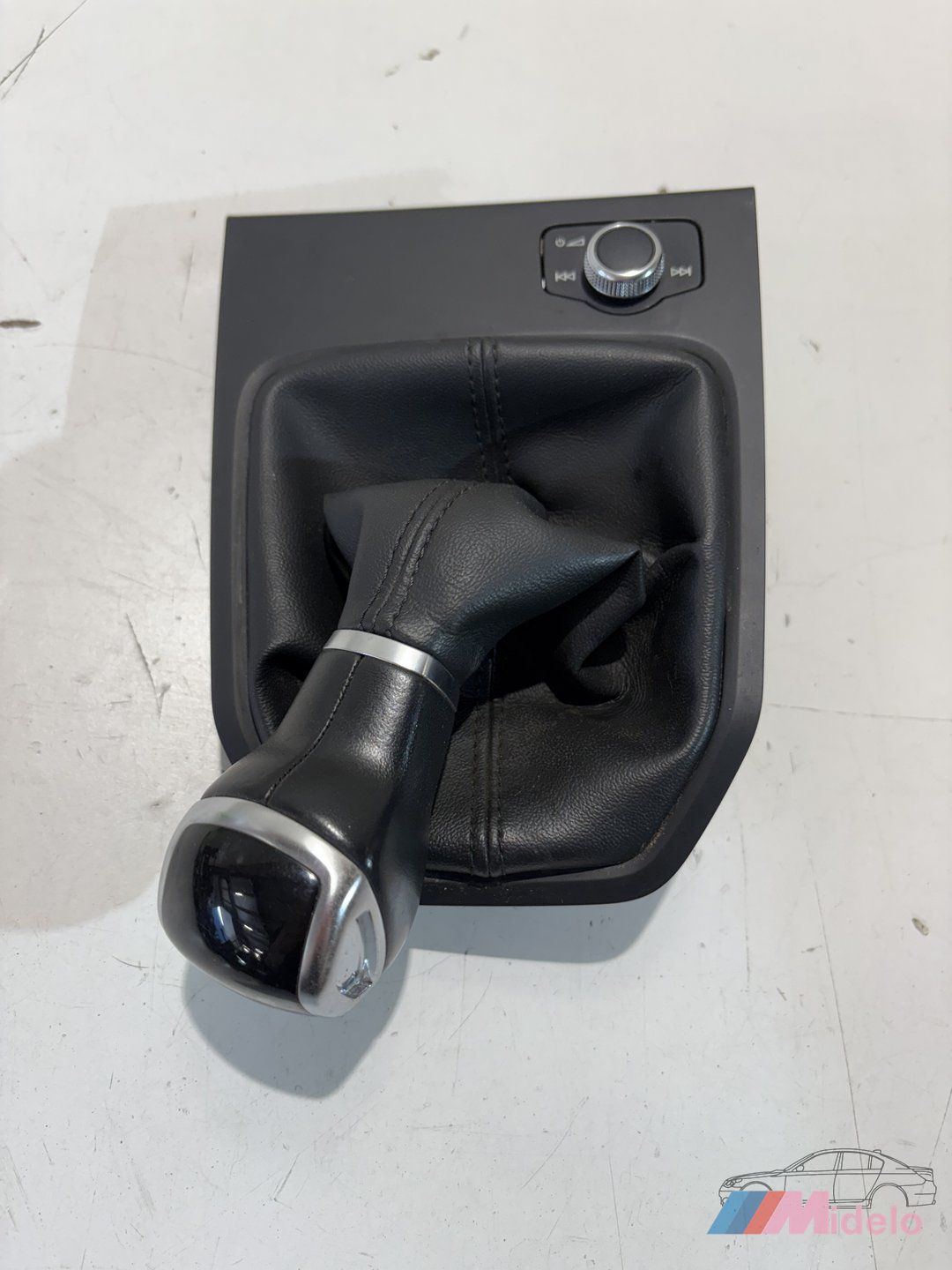 AUDI A1 SCHAKELPOOK 82A863278C gear lever cover usado en Menorca