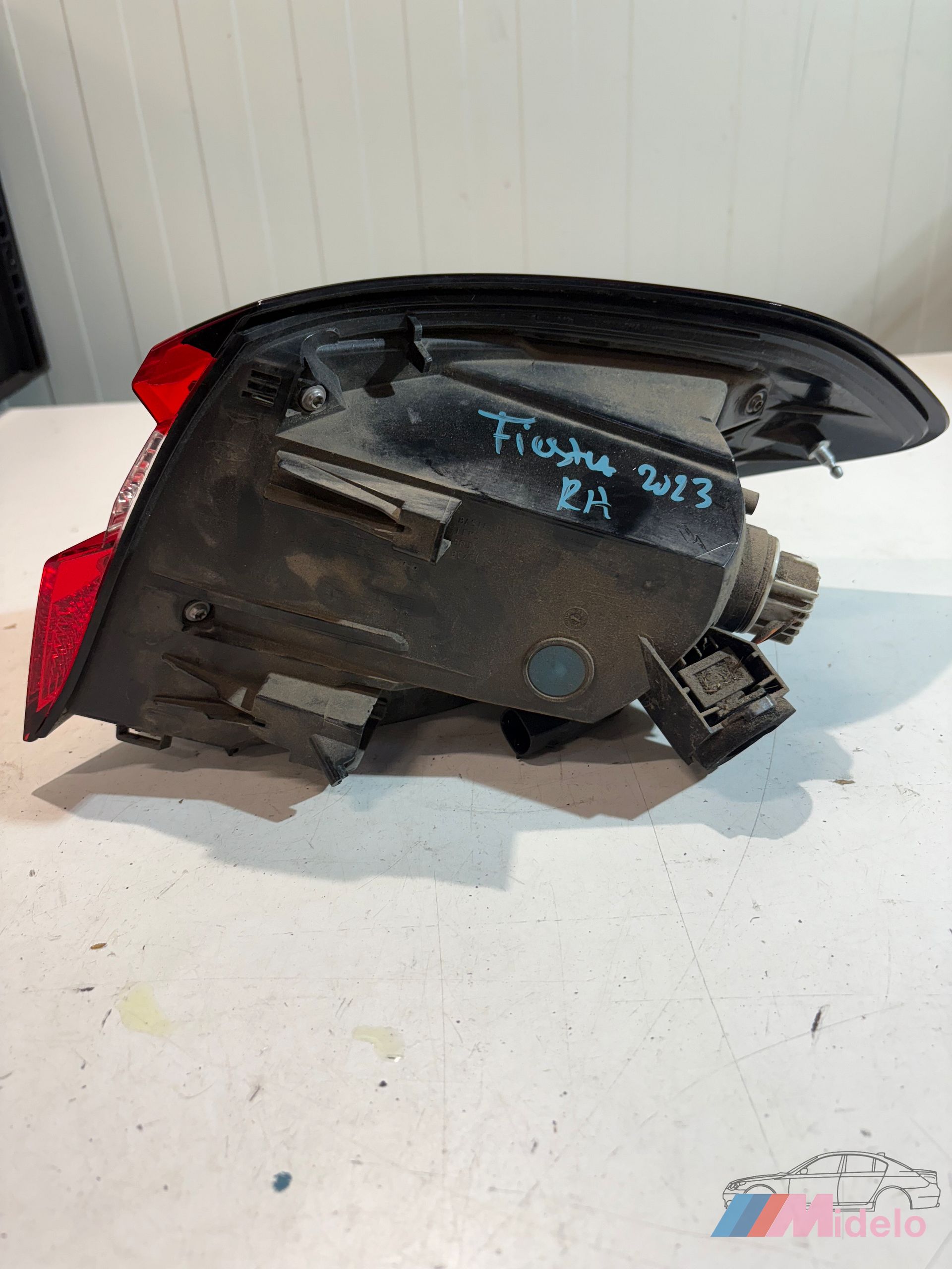 FORD FIESTA ACHTERLICHT LINKS H1BB13405AA tail light single usado en Menorca foto 3