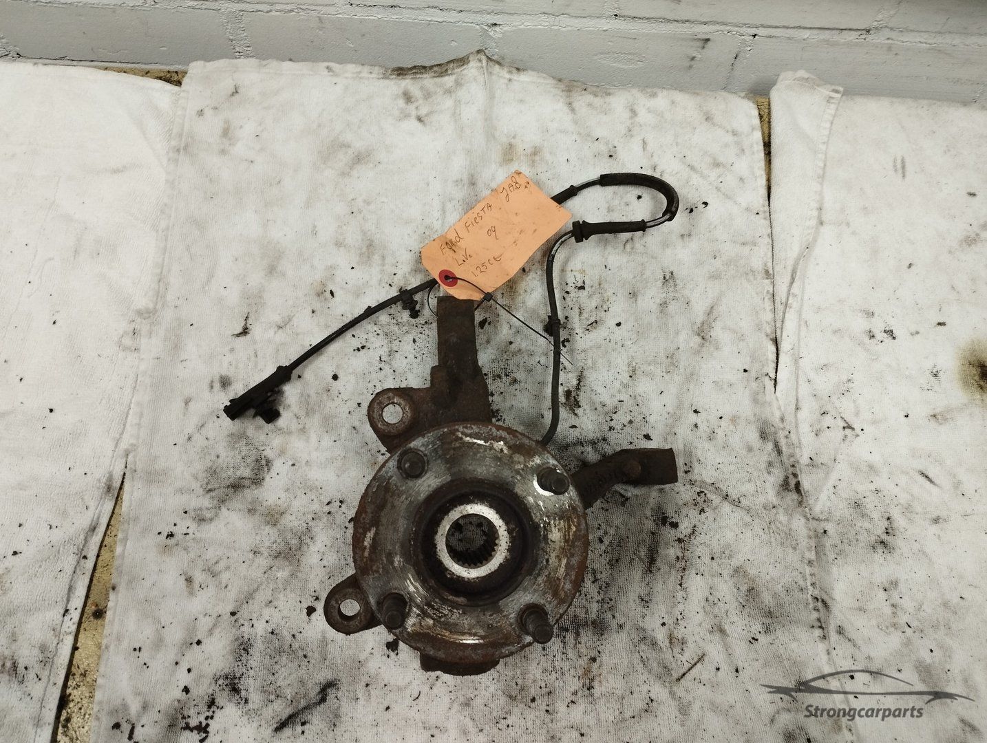 Fusee stuk links met wiellager en wielnaaf Ford Fiesta JA8 AY1C3K171BA fusee and accessories usado en Menorca