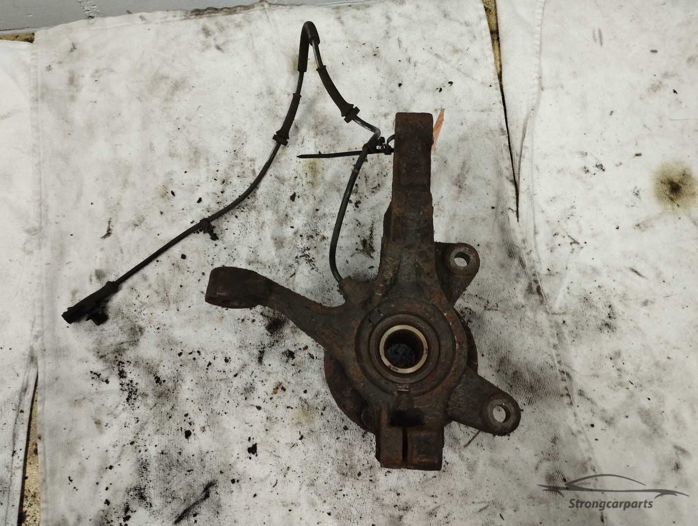 Fusee stuk links met wiellager en wielnaaf Ford Fiesta JA8 AY1C3K171BA fusee and accessories usado en Menorca foto 3