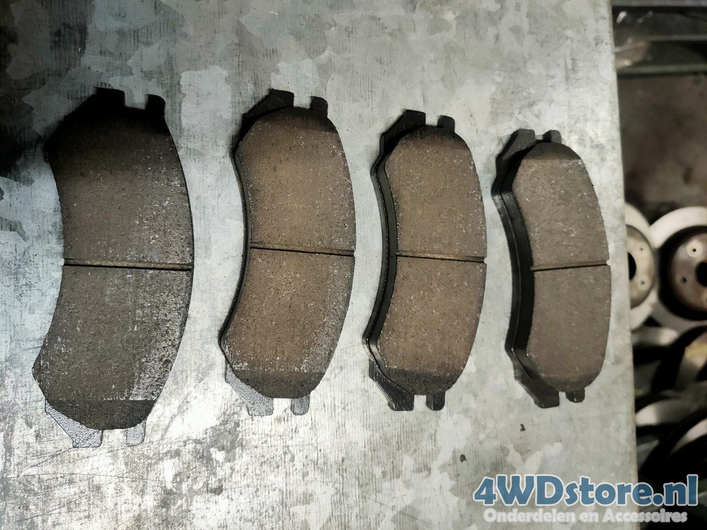 Nissan PLlantaera P10 remblokset vooras D106M72J25 brake pad set usado en Menorca
