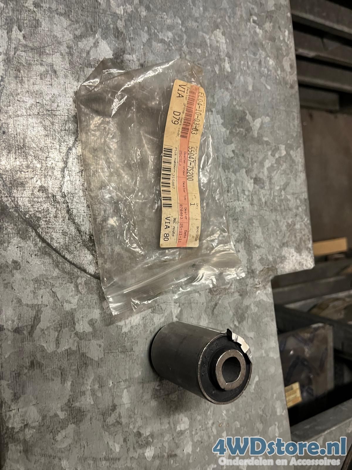 Nissan Titan (A60) Achter veerbus 550477S200 guide bush usado en Menorca
