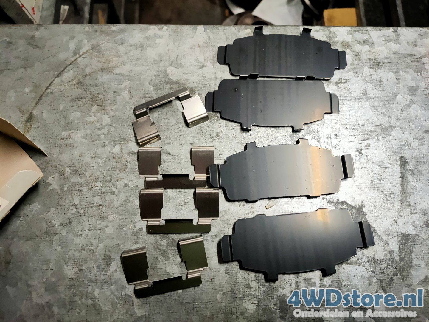 Nissan Almera Tino / Almera II / PLlantaera remblok shim set vooras 41084-3j426 revisie set remklauw enkel usado en Menorca
