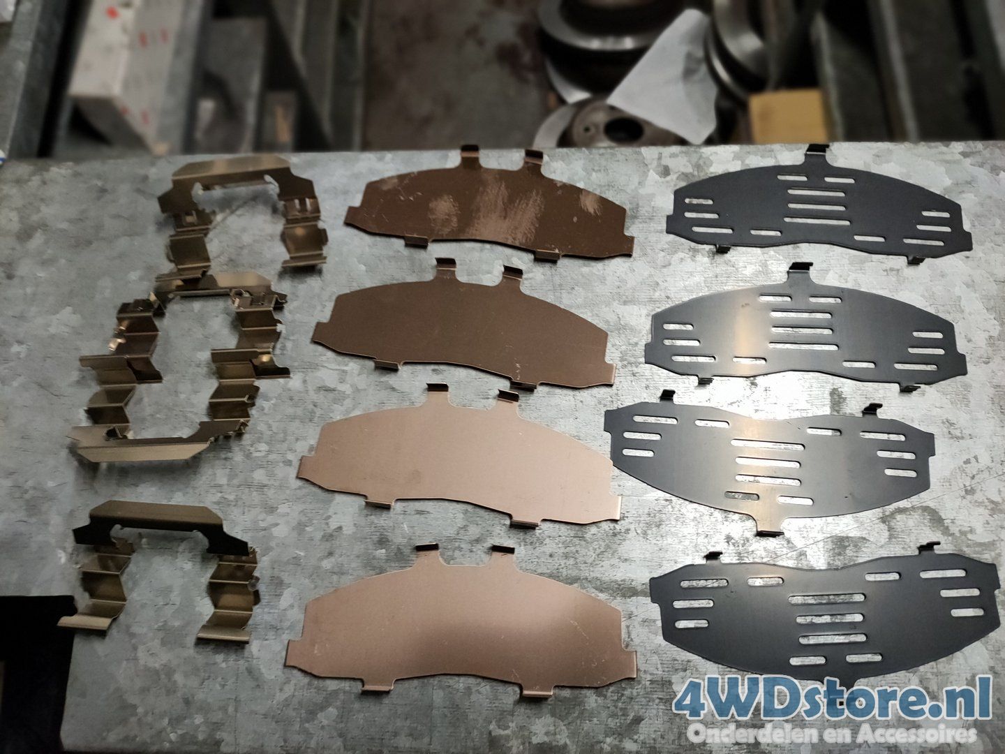 Nissan Patrol Y61 remblok shimset vooras 41080VB226 revisie set remklauw enkel usado en Menorca