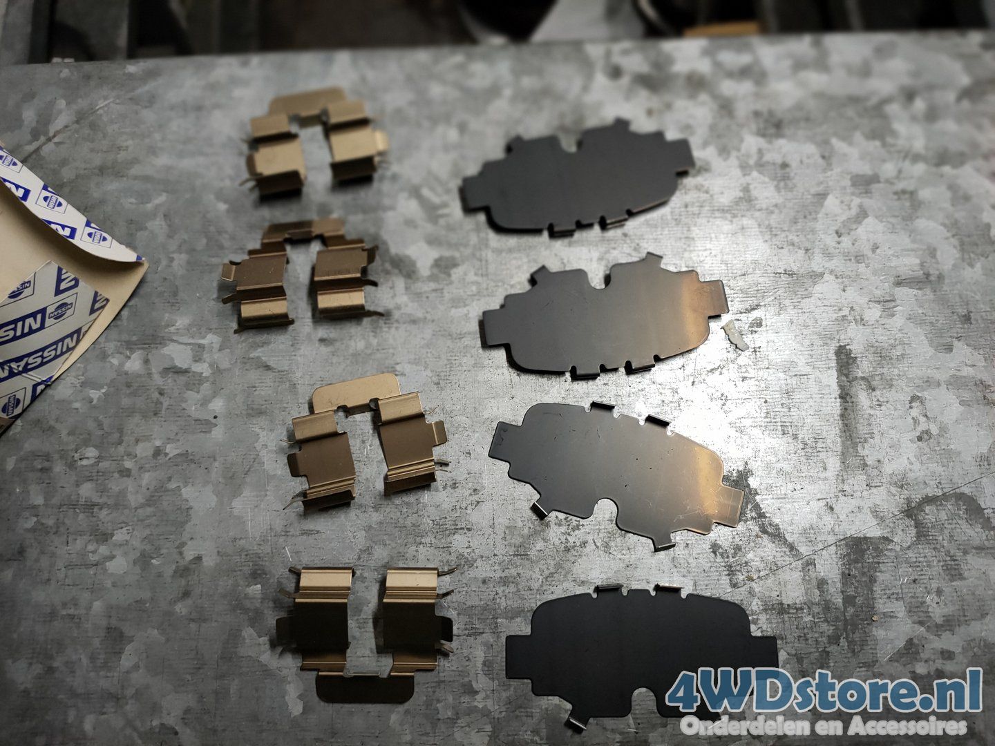 Nissan Micra II Remblok shimset hardware kit 44084-99B85 revisie set remklauw enkel usado en Menorca