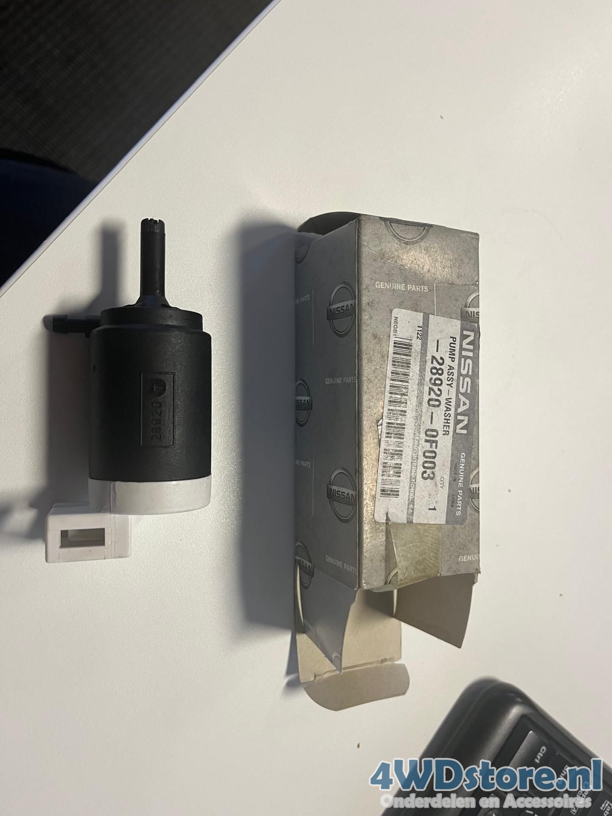 Ruitensproeierpomp, 28920-0F003, terrano windshield washer pump usado en Menorca