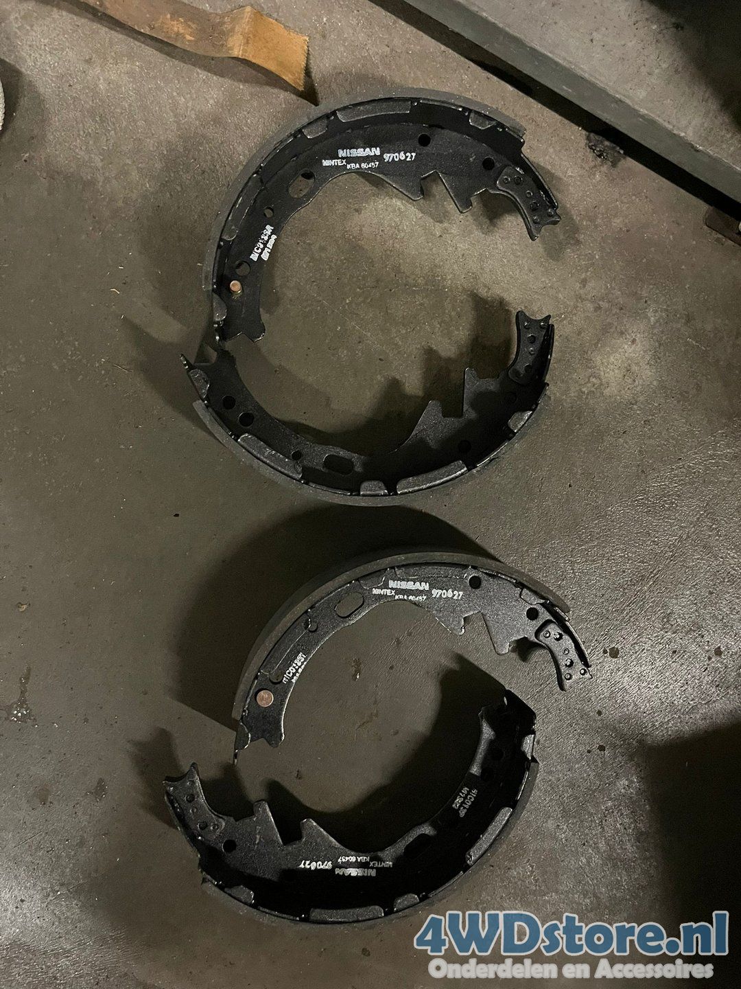 Remschoen set, Nissan Navara (D21), dd060-31G25 brake shoe set usado en Menorca