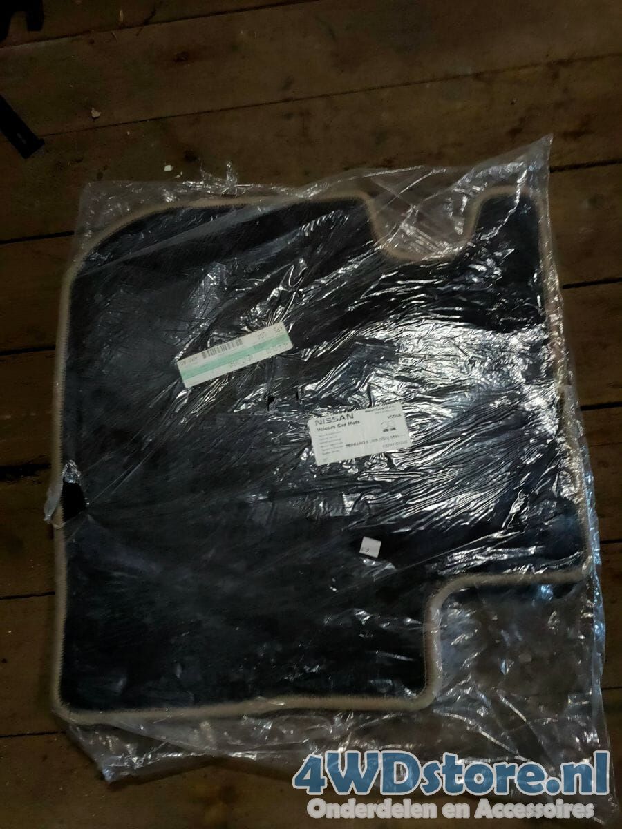 Nissan Terrano 2 mattenset achter car mats left and right usado en Menorca