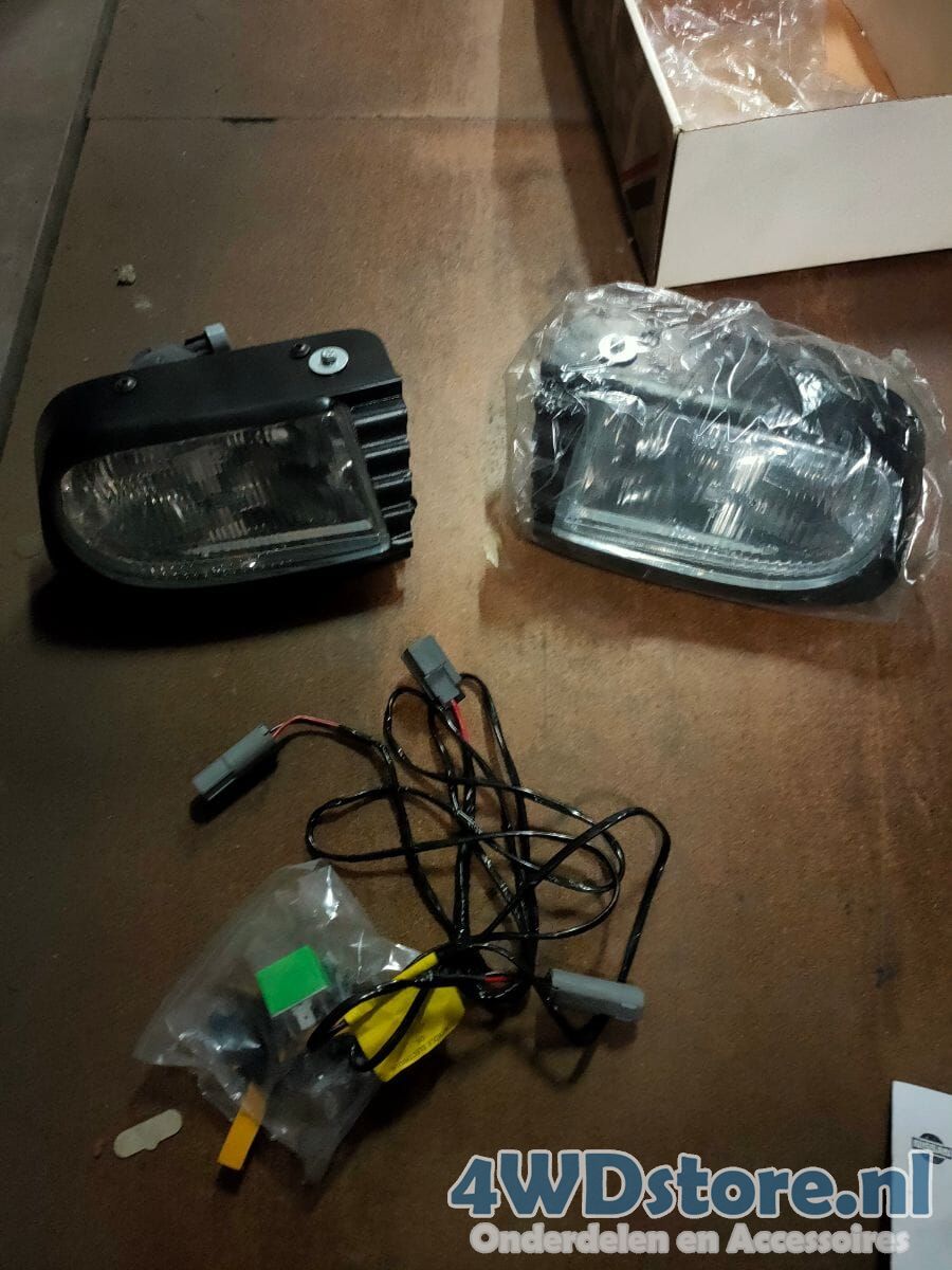 Nissan Almera N15 Mistlamp ombouwset KE6220N025 fog lamp front left and right usado en Menorca