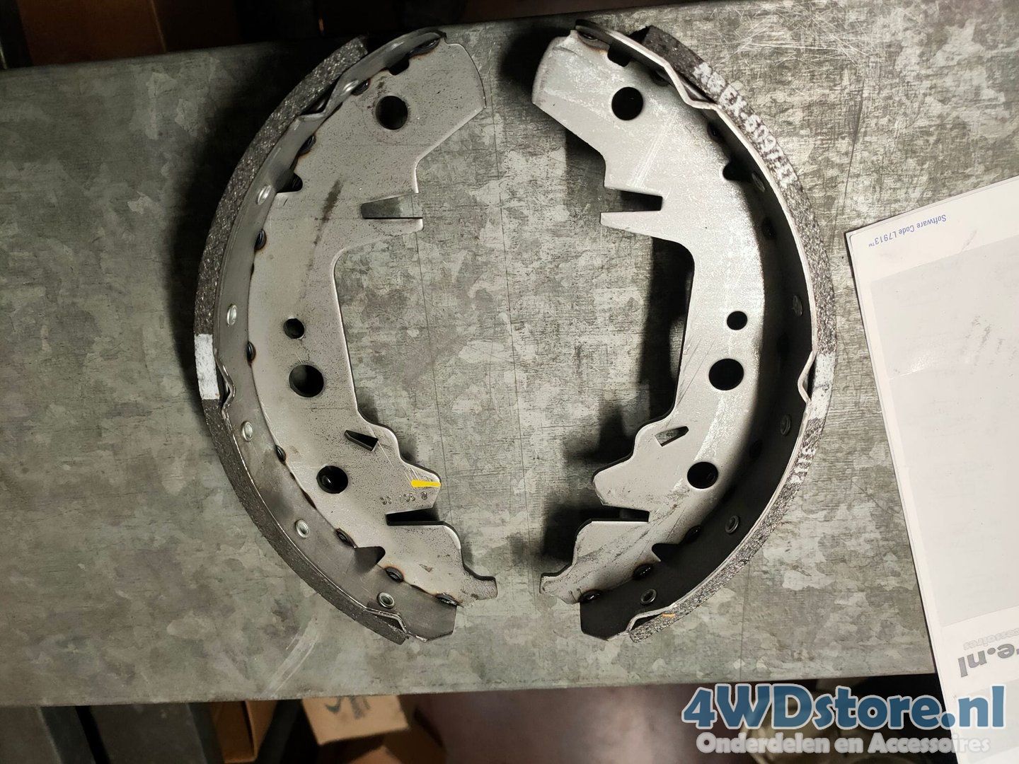 Chrysler Voyager Remschoenset 04883833AA brake shoe set usado en Menorca
