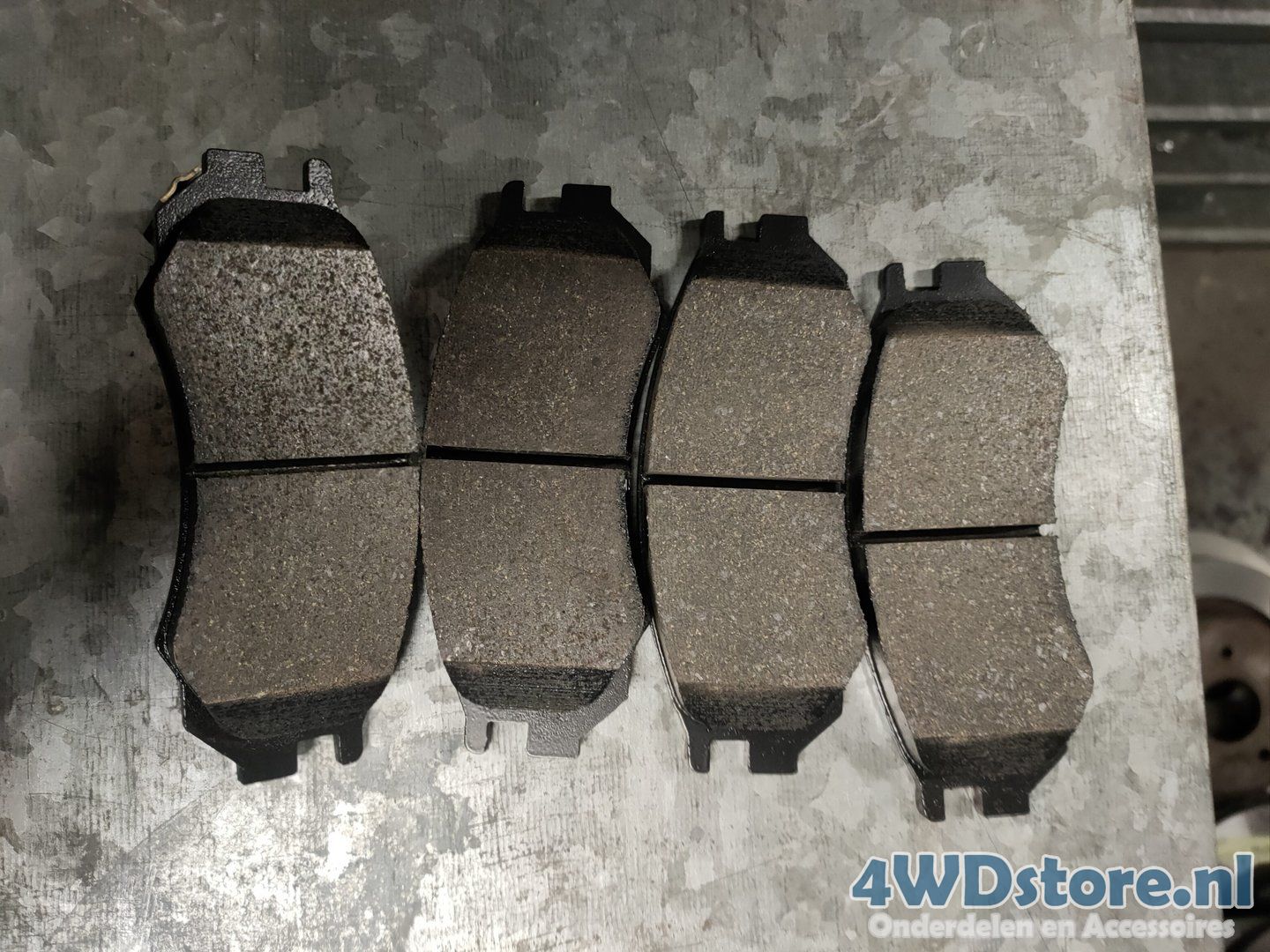 Nissan Almera remblokset voor D10600N685 brake disk and brake pads left and right usado en Menorca