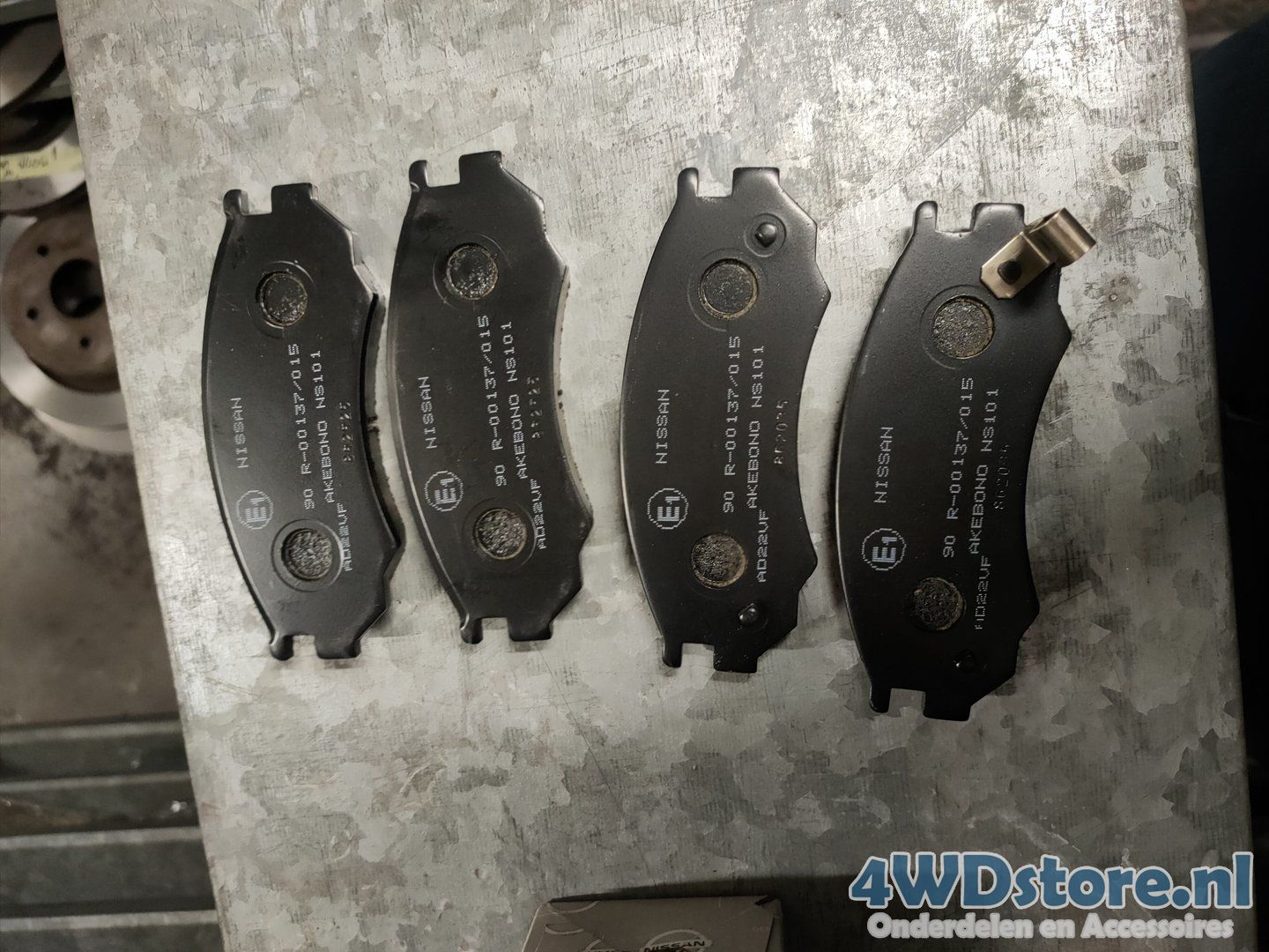 Nissan Almera remblokset voor D10600N685 brake disk and brake pads left and right usado en Menorca foto 3