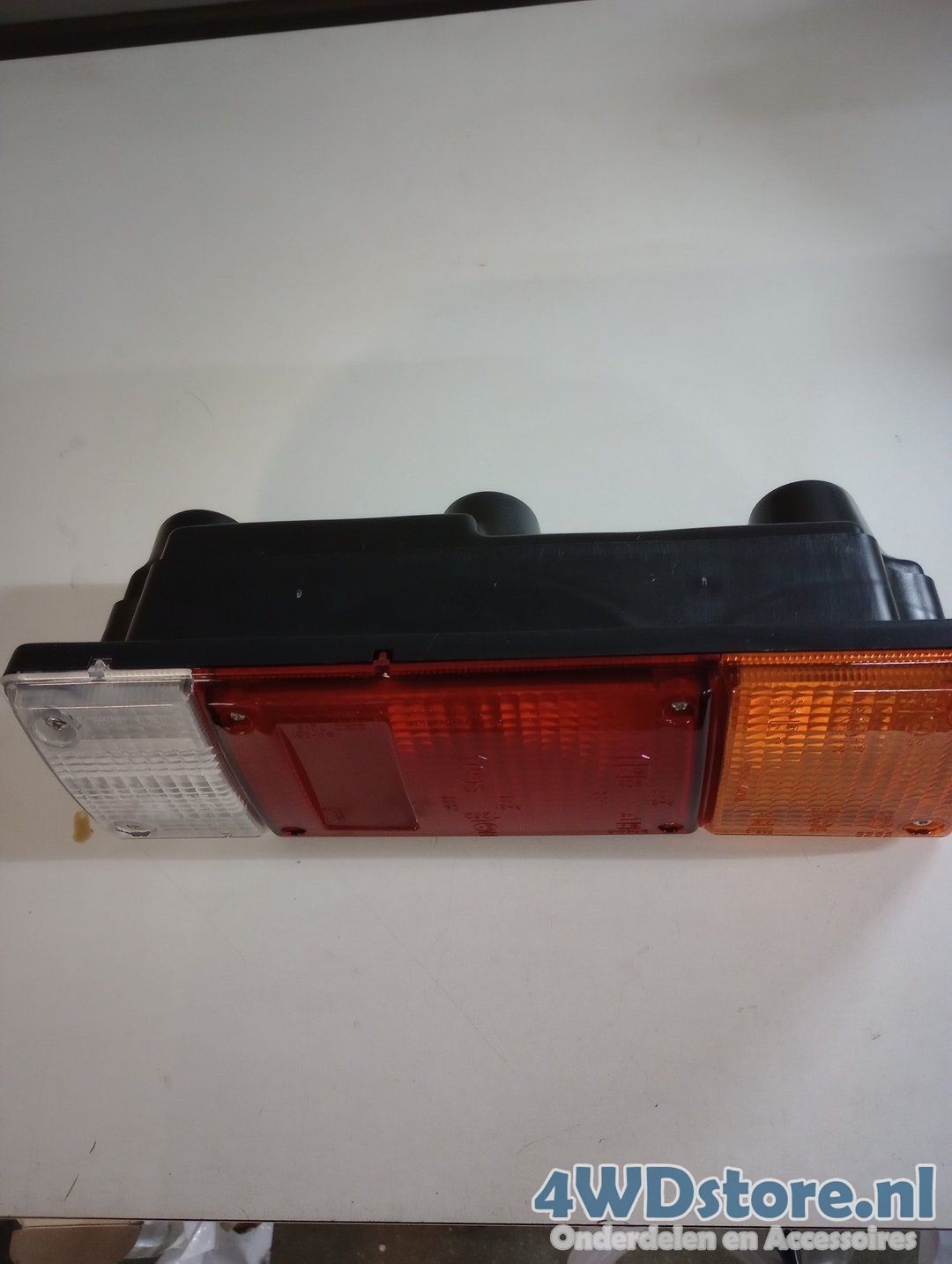 Nissan KINGCAB LINKS Achterlicht 2655574POA grille rear light left and right usado en Menorca