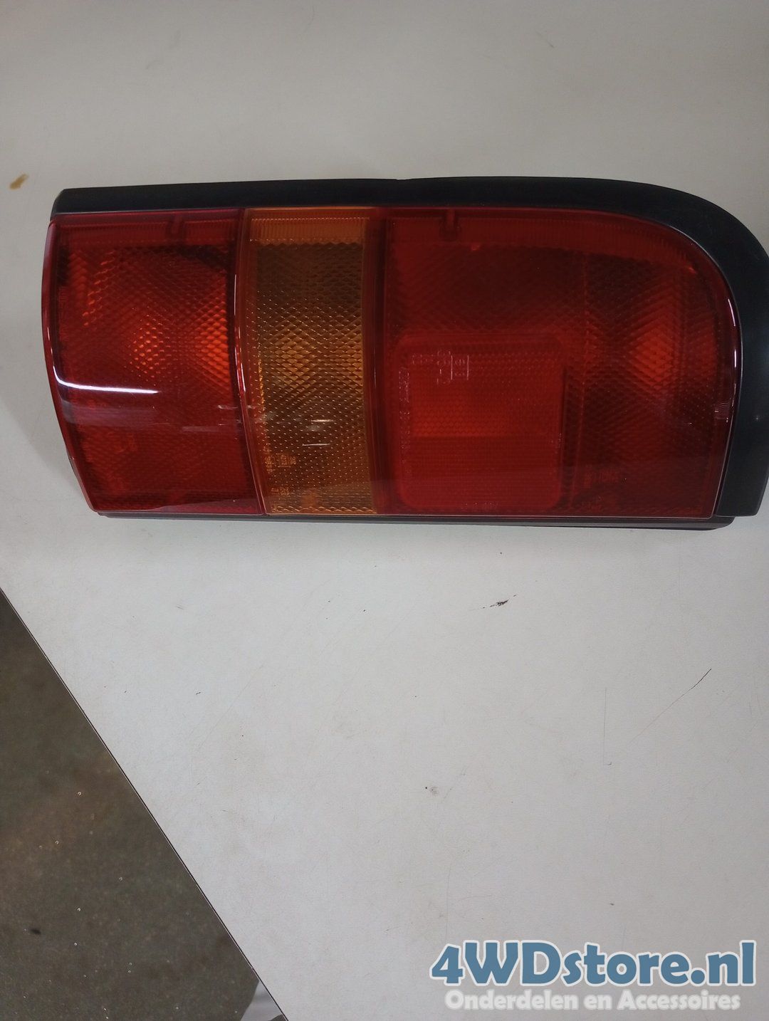Nissan Sunny Achterlicht 2655572R00 grille rear light left and right usado en Menorca
