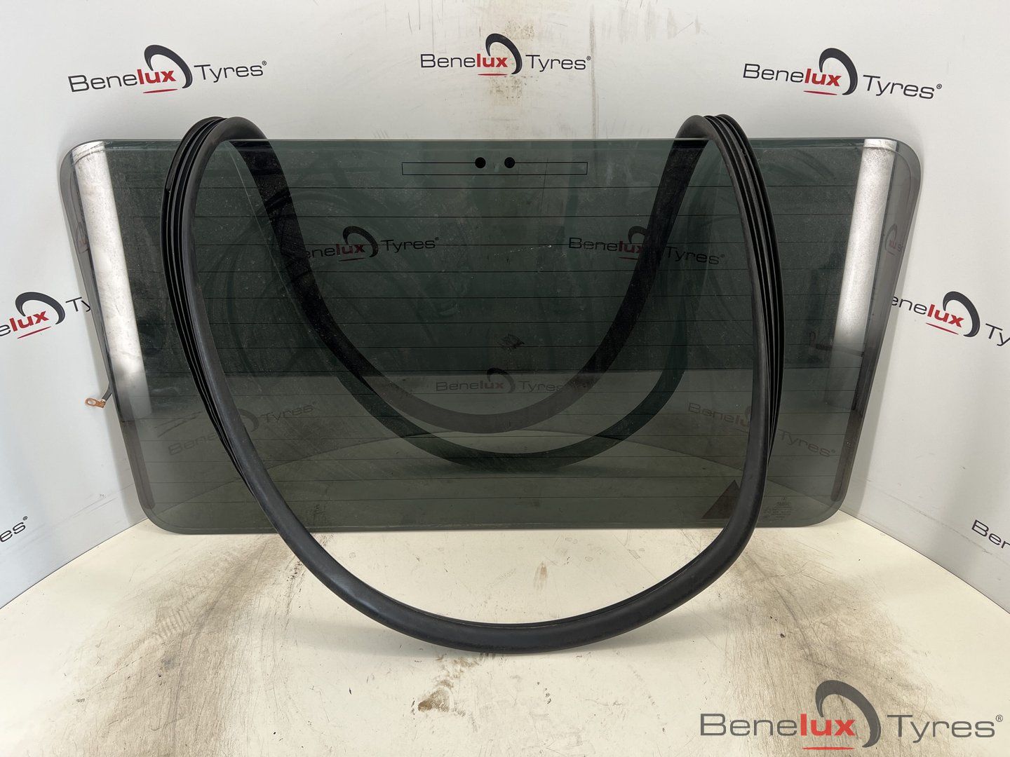 achter ruit met rubber Mercedes G-Clase W463 A4637401057 rear window usado en Menorca