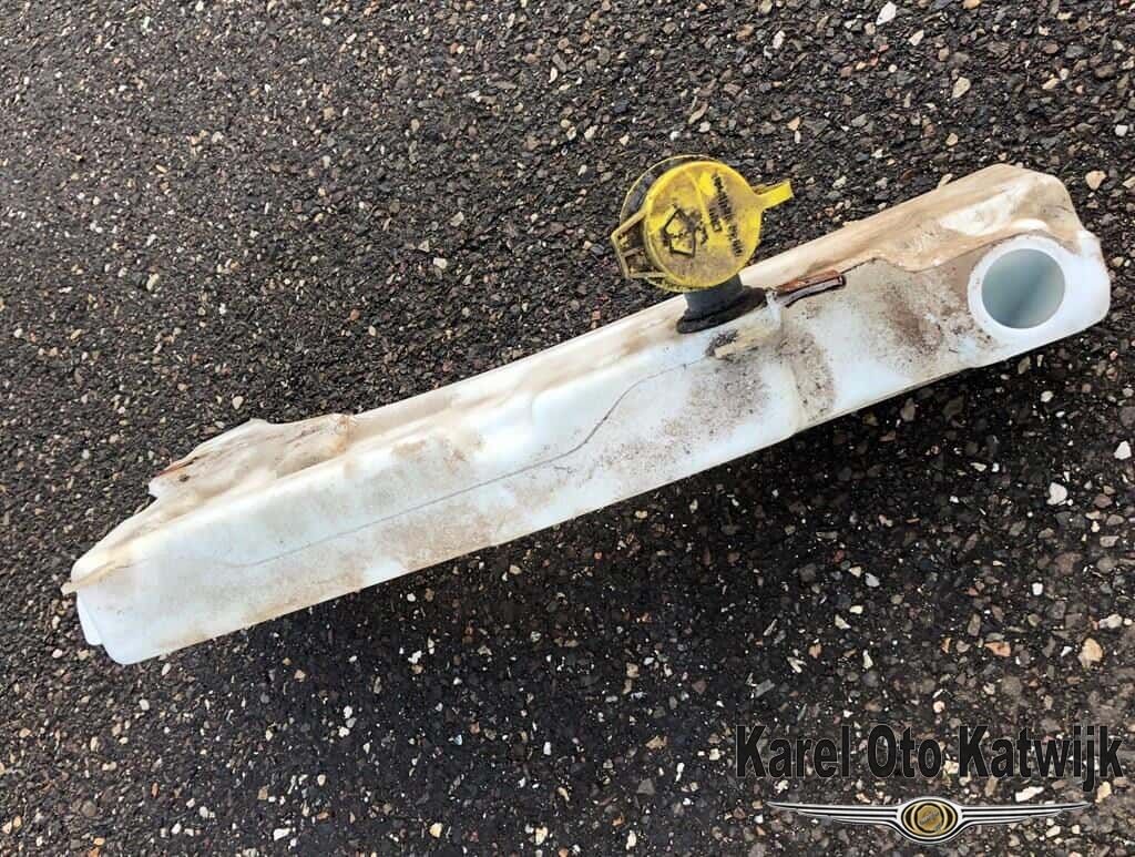 Ruitensproeier reservoir Jeep Cherokee XJ 1998-2000 windshield washer tank sprinkler tank usado en Menorca