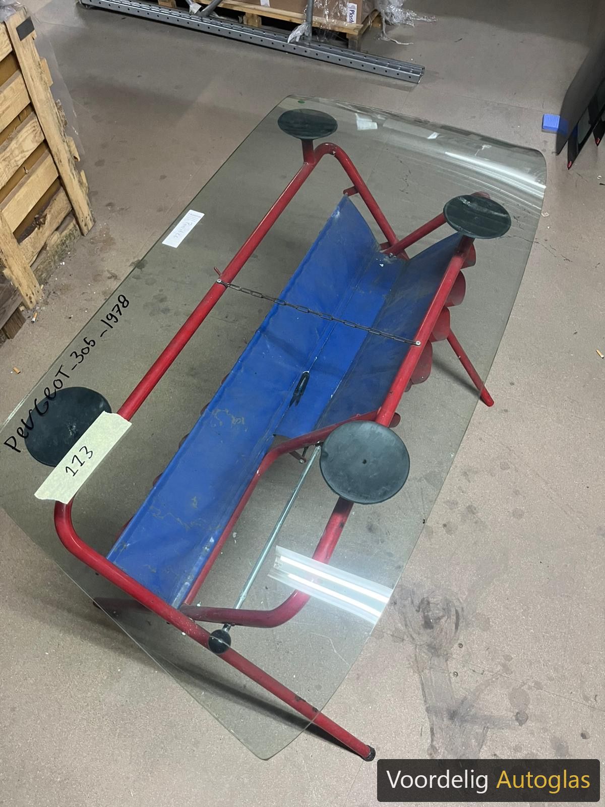 PEUGEOT 305 77 - VOORRUIT GELAAGD GROEN front windscreen usado en Menorca