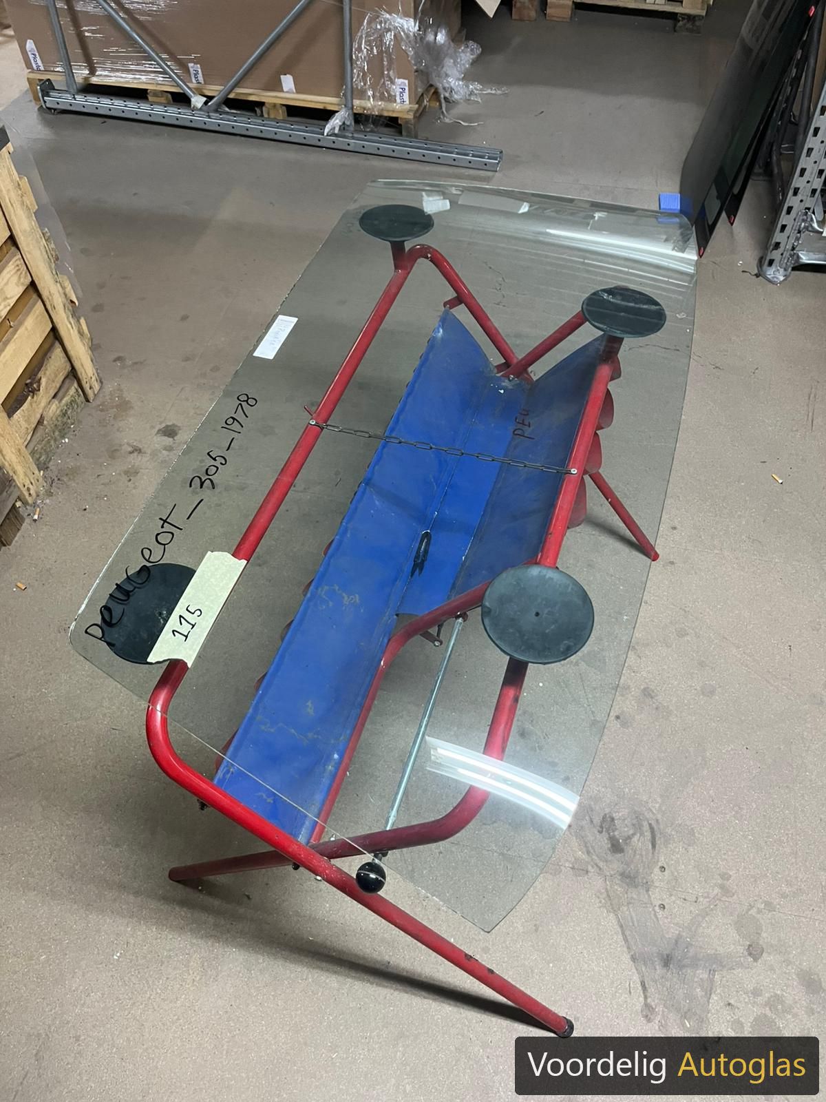 PEUGEOT 305 77 - VOORRUIT GELAAGD GROEN front windscreen usado en Menorca foto 5