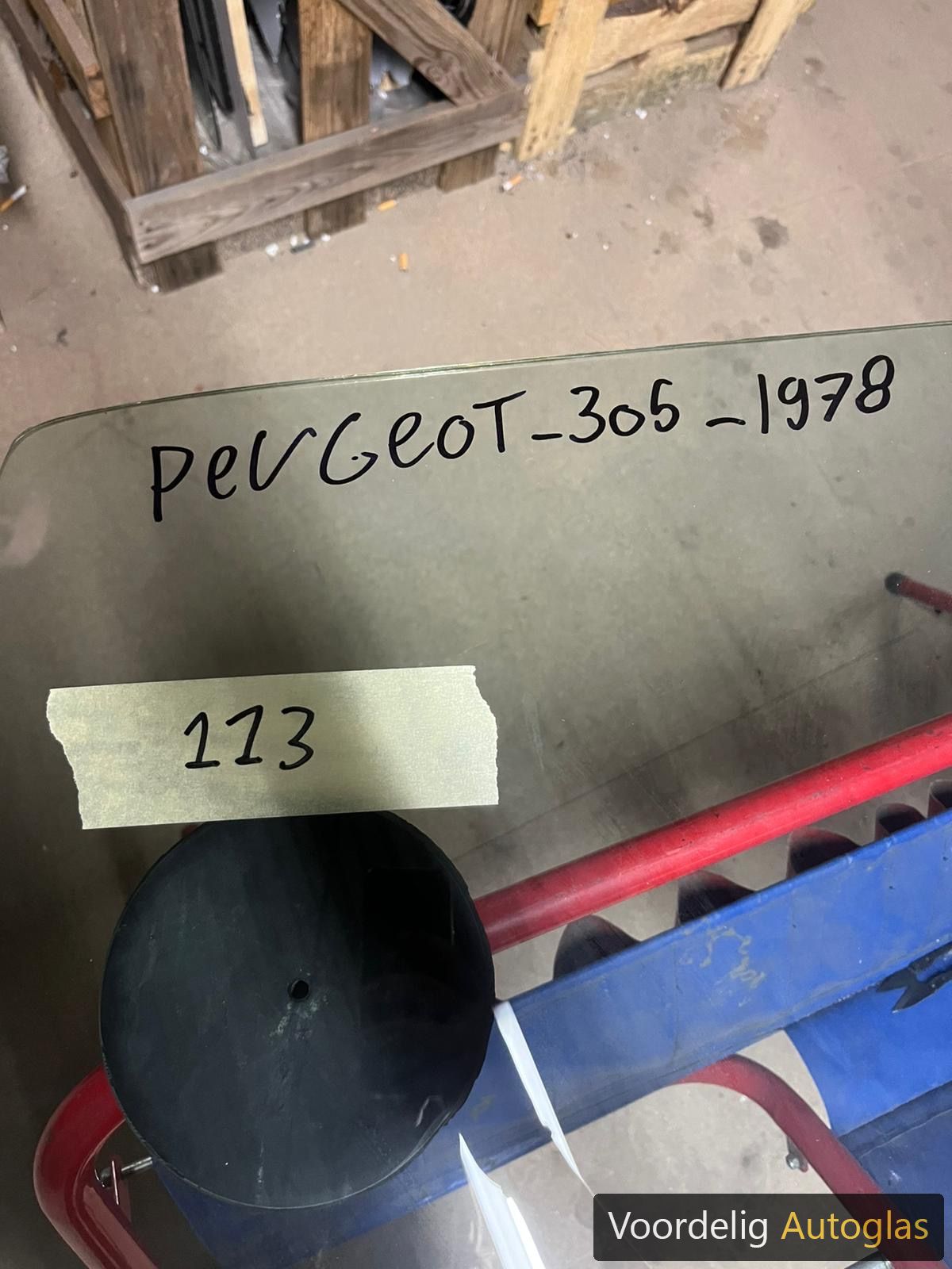 PEUGEOT 305 77 - VOORRUIT GELAAGD GROEN front windscreen usado en Menorca foto 2