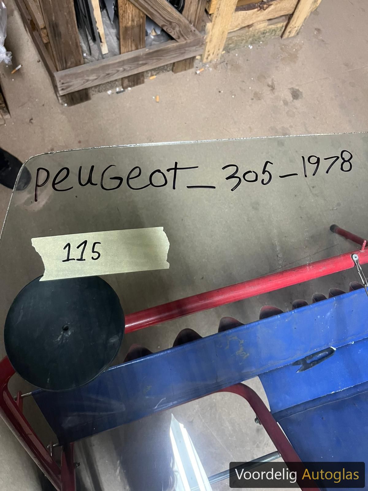 PEUGEOT 305 77 - VOORRUIT GELAAGD GROEN front windscreen usado en Menorca foto 6