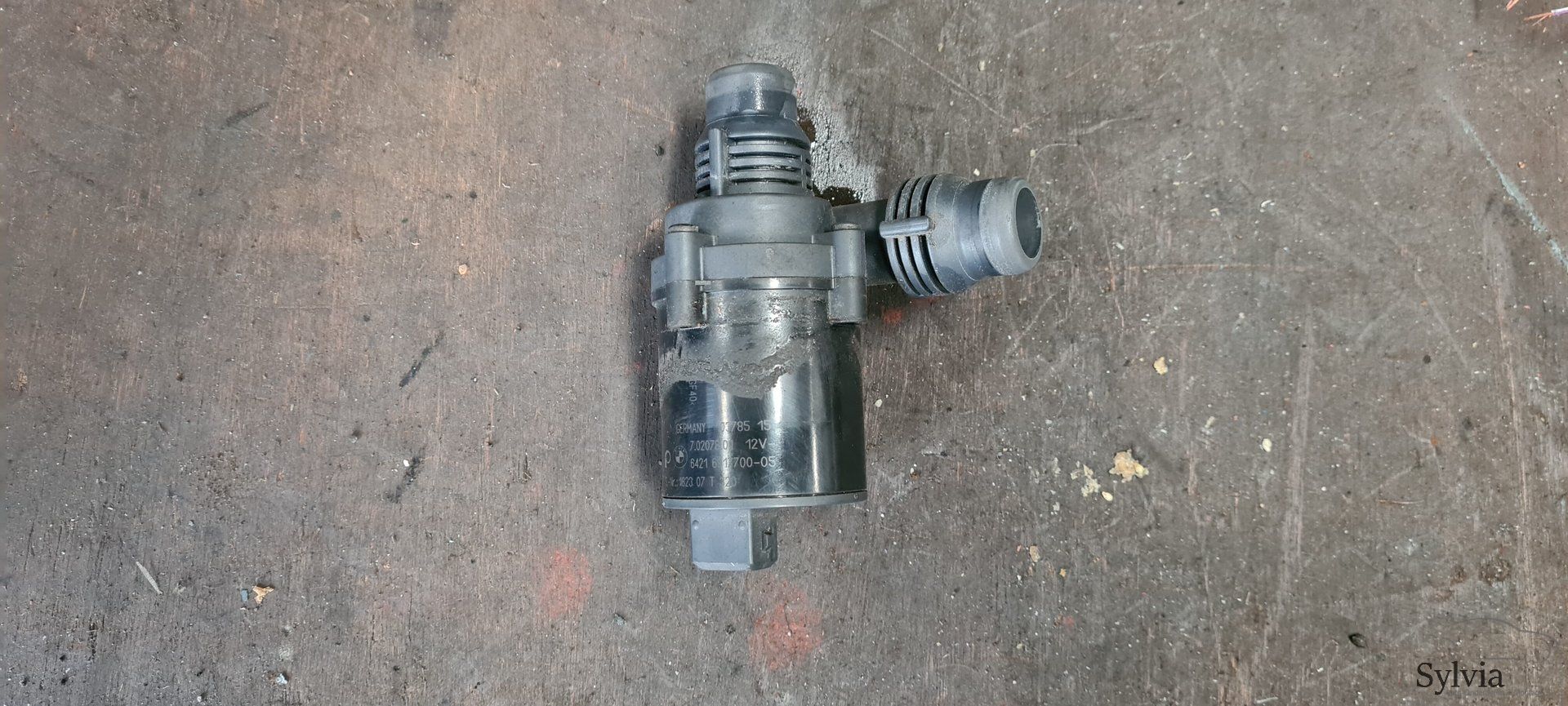 Extra circulatie waterpomp BMW 5 / 6 serie E60 E61 E63 E64 6917700 extra water pump usado en Menorca