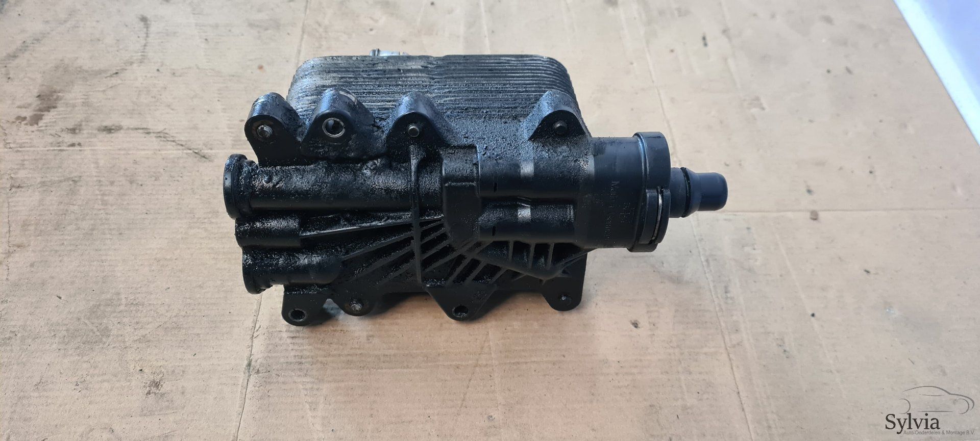 Warmtewisselaar oliekoeler automaatbak BMW 5 / 6 / 7 serie E60 E61 E63 E64 E65 E66 X3 E83 2249465 heat regulator usado en Menorca