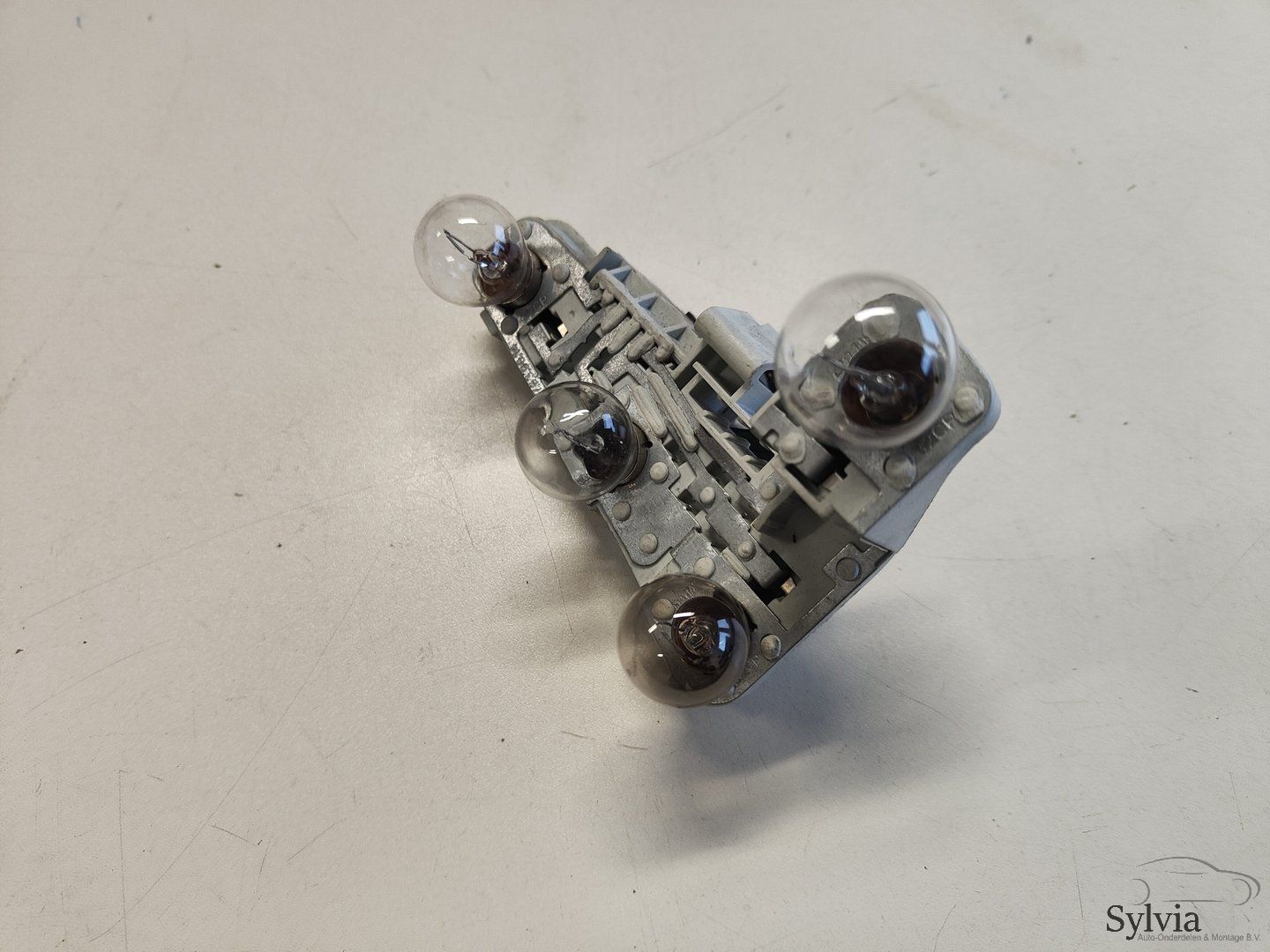 Lamp fitting achter klep links BMW 3 serie E90 6937473 fitting usado en Menorca
