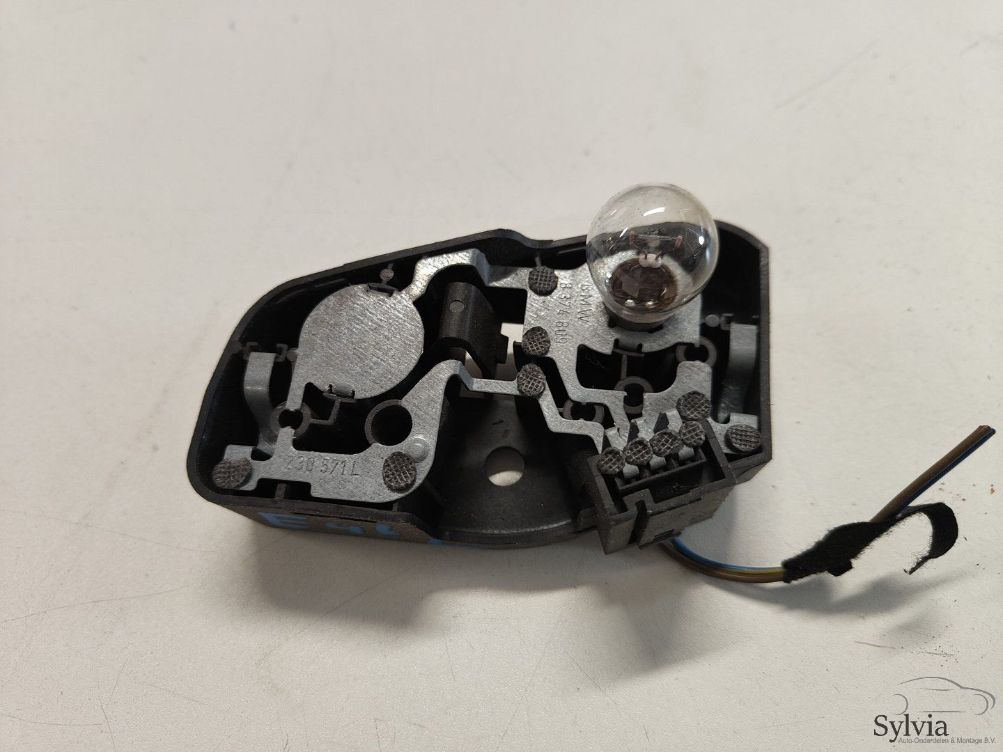 Lamp fitting links achter op klep BMW 3 serie E46 Sedan Touring model tot 9/2001 8374809 fitting usado en Menorca