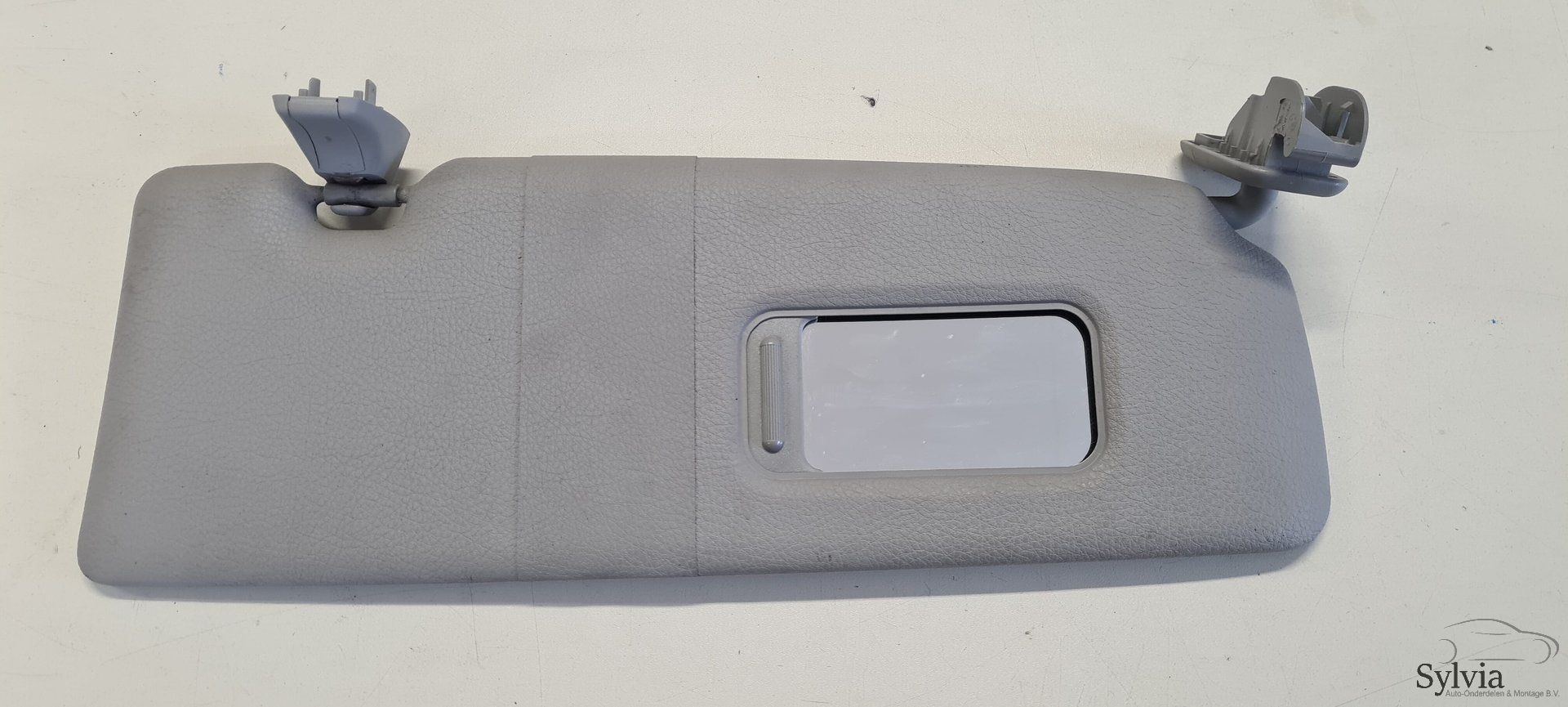 Zonneklep zonder sticker rechts BMW 1 serie F20 F21 7319154 sun visor single usado en Menorca