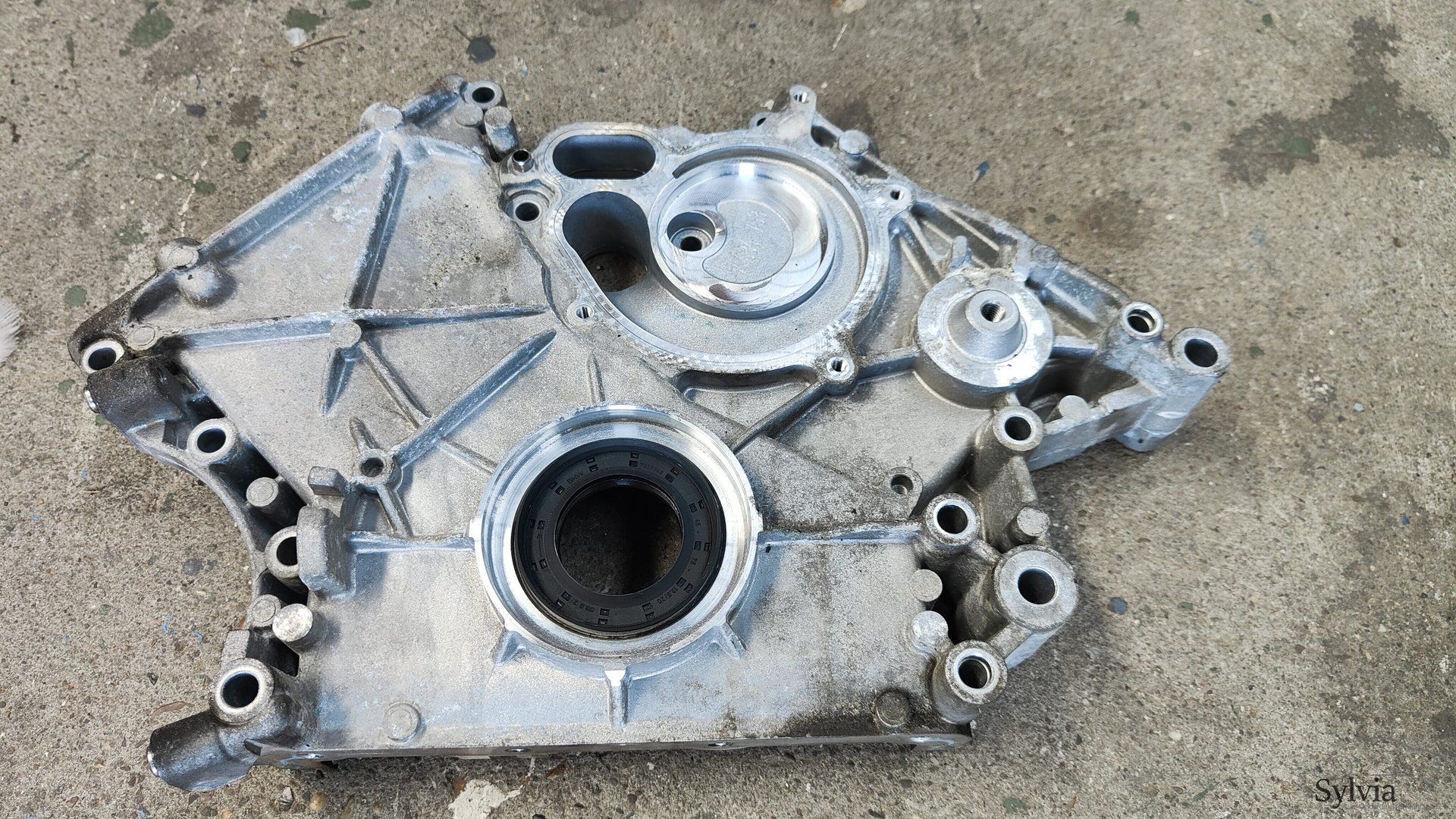 Distributiedeksel onder BMW N63 5 / 6 / 7 / X5 / X6 serie F07 F10 F06 F11 F12 F13 F01 F02 F03 E70 E70 LCi E71 F15 F16 11148483806 8483806 distribution cap usado en Menorca