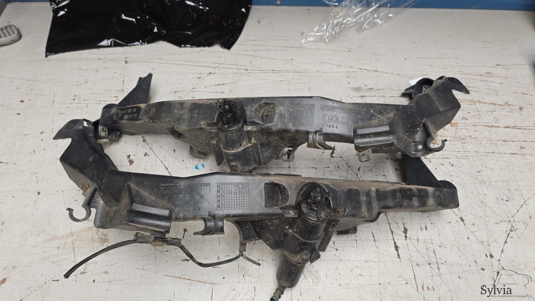 Koplamphouder set BMW 3 serie E90 E91 LCI 51647138401 7138401 51647138402 7138402 61677179311 7179311 headlight frame single usado en Menorca