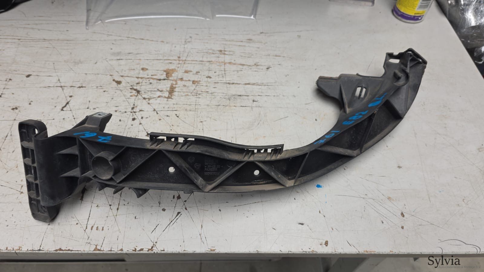 Koplamphouder links BMW 1 serie E81 E82 E87 E88 51117148761 7148761 headlight frame single usado en Menorca