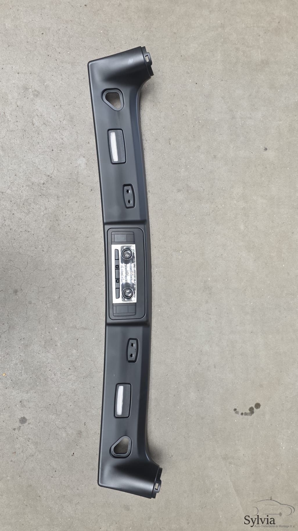 Stijlbekleding voorruit boven BMW 1 serie E88 51446962895 6962895 pillar trim usado en Menorca