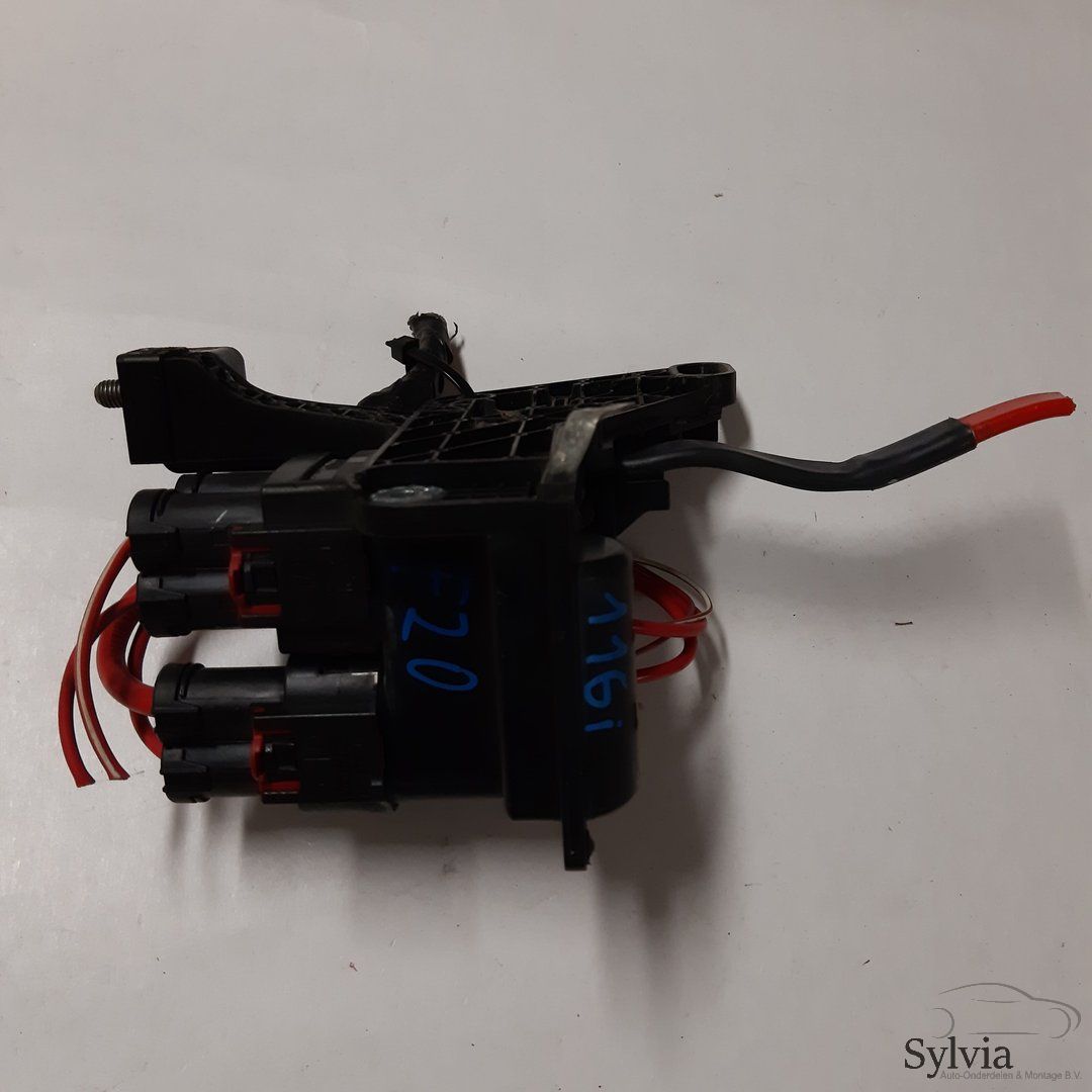 Onstekingsmodule Zekeringkast accu BMW 1 Serie F20 116i battery terminal clamp usado en Menorca foto 2