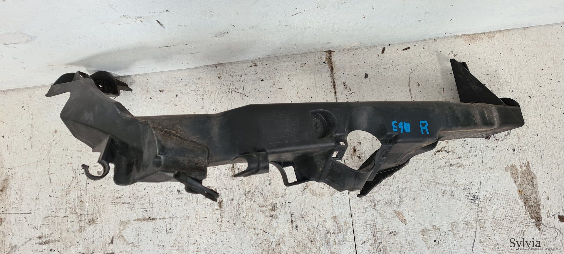 Koplamphouder rechts BMW 3 serie E90 E91 7116708 headlight frame single usado en Menorca