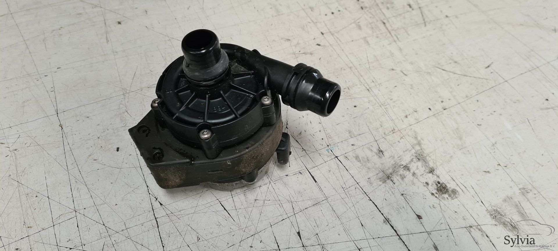 Extra circulatie waterpomp BMW 3 Serie F30 LCI 330e 8638239 extra water pump usado en Menorca