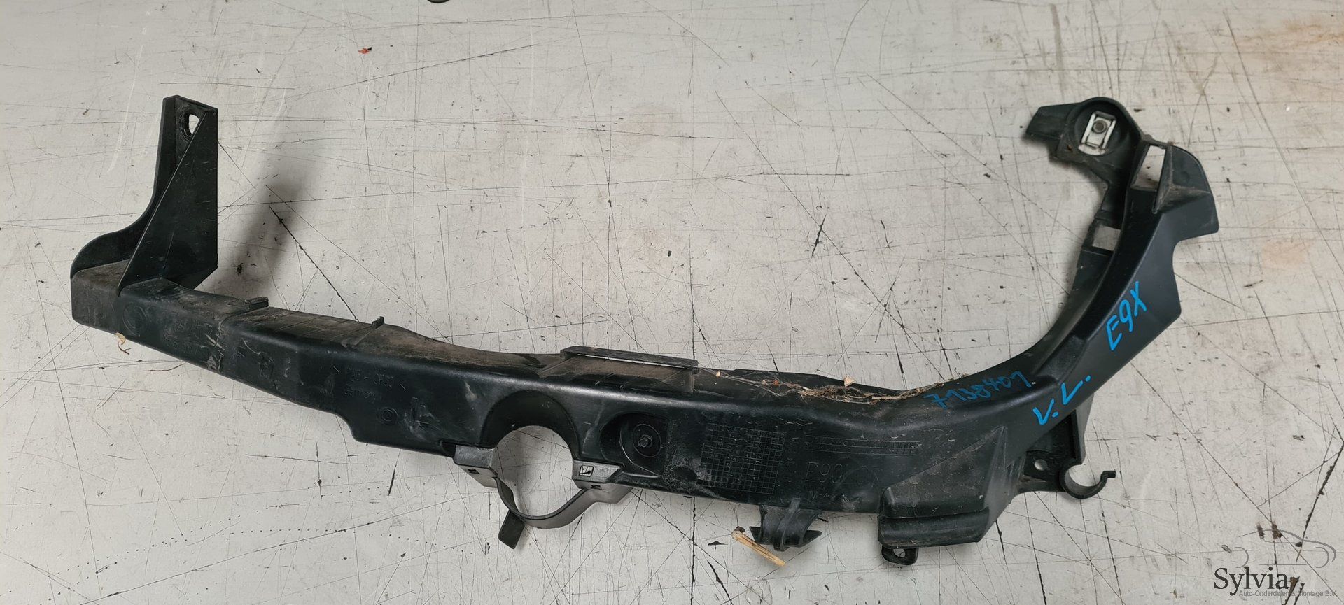 Koplamphouder links BMW 3 serie E90 E91 LCI 51647138401 7138401 headlight frame single usado en Menorca