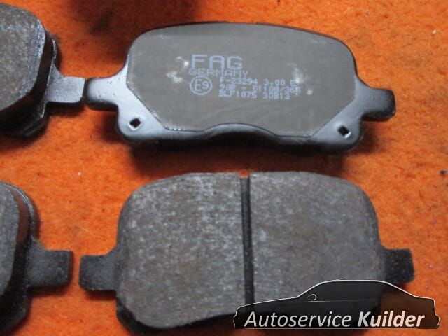 Remblokken voorzijde Toyota corolla E11 met versterkt chassis FTE blf1075 bp405 0446502010 brake pad set usado en Menorca foto 2