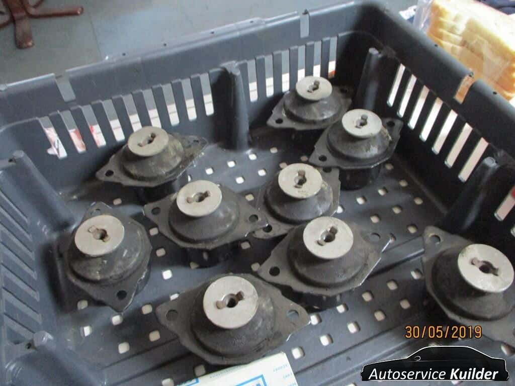 Motorsteun Versnellinksbak Links achter VW Golf 3 Seat cordoba nuevo engine mount engine rubber usado en Menorca foto 3