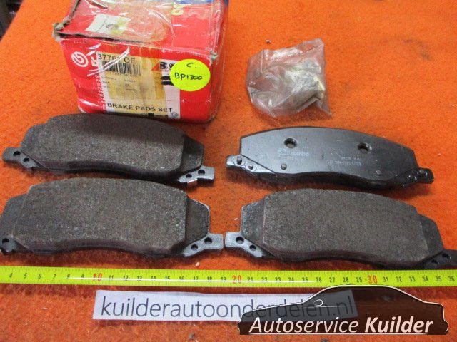 Remblokken voorzijde Bentley Flying Spur Opel Insignie A Saab 9-5 BP1300 Brembo P59058 13237752 brake pad set usado en Menorca