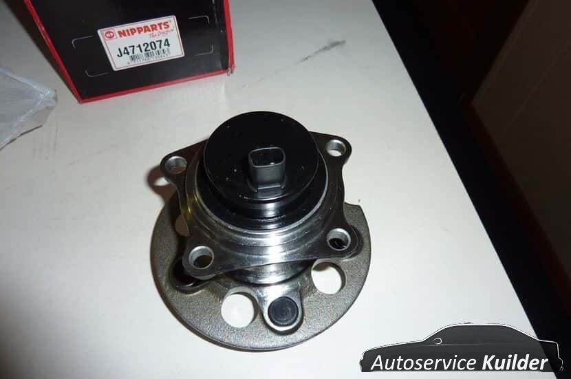 Wielnaaf met abs sensor Toyota Rav 4 Avensis verso achter Merk nipparts wheel hub usado en Menorca