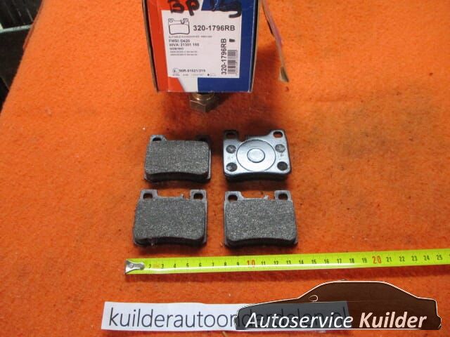 Remblokken Mercedes E300 D 1993-1996 W124 AD Benelux 0024200020 brake pad set usado en Menorca