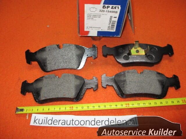 Remblokken voorzijde BMW e36 e46 Z3 AD Benelux 34111160356 brake pad set usado en Menorca